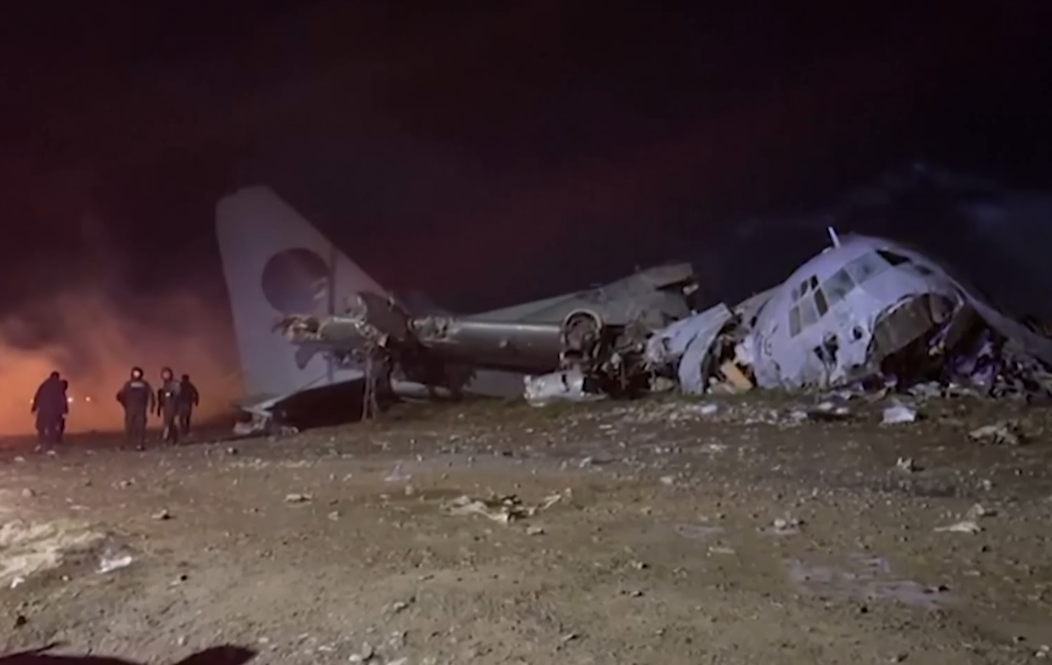 Самолет, полный денег, разбился на шоссе в Боливии. Армия и прохожие боролись за записки.