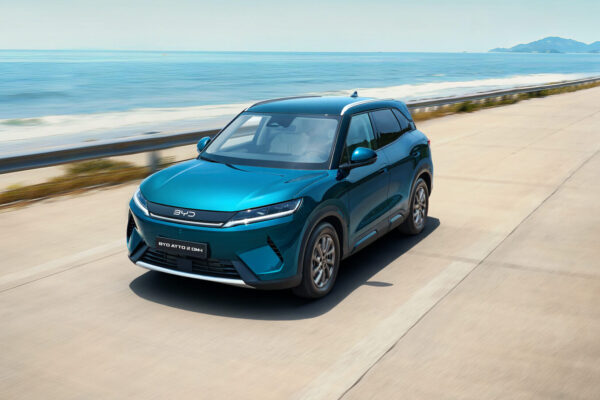 BYD запускает Atto 2 DM-i в Румынии. Стартовая цена самого дешевого подключаемого внедорожника составляет 25 600 евро.