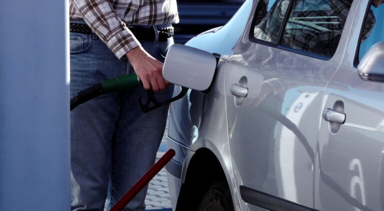 Самый быстрый способ избежать резкого роста цен на насосы — это «временное снижение акцизов на топливо», говорит эксперт по энергетике