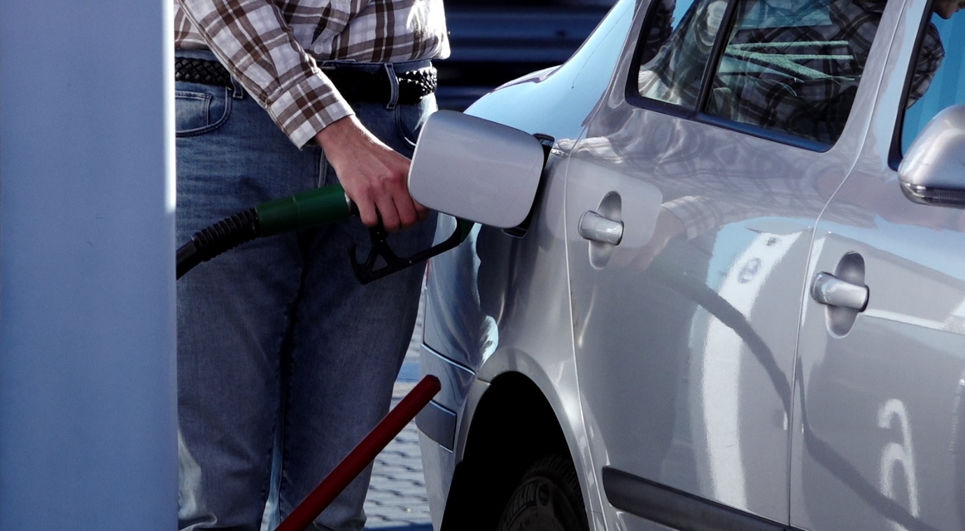 Самый быстрый способ избежать резкого роста цен на насосы — это «временное снижение акцизов на топливо», говорит эксперт по энергетике