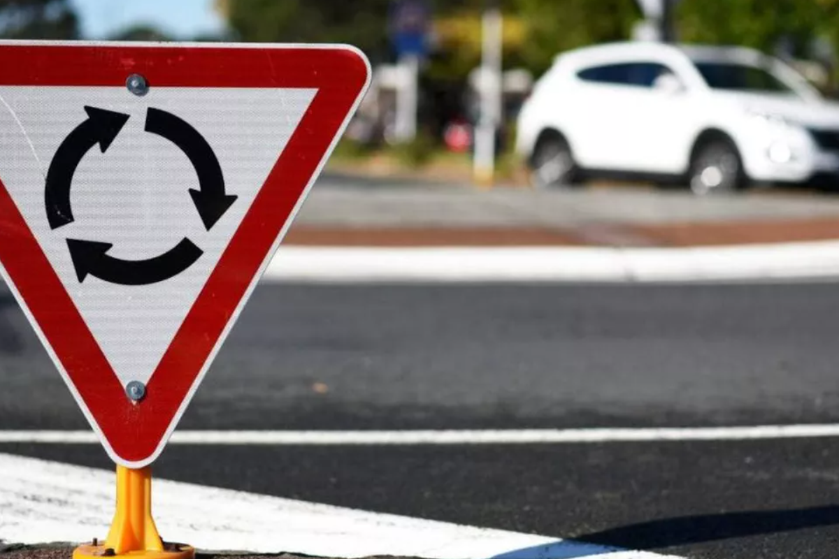 На двухполосной кольцевой развязке приоритет имеет первая или вторая полоса движения? Как закон будет действовать в 2026 году