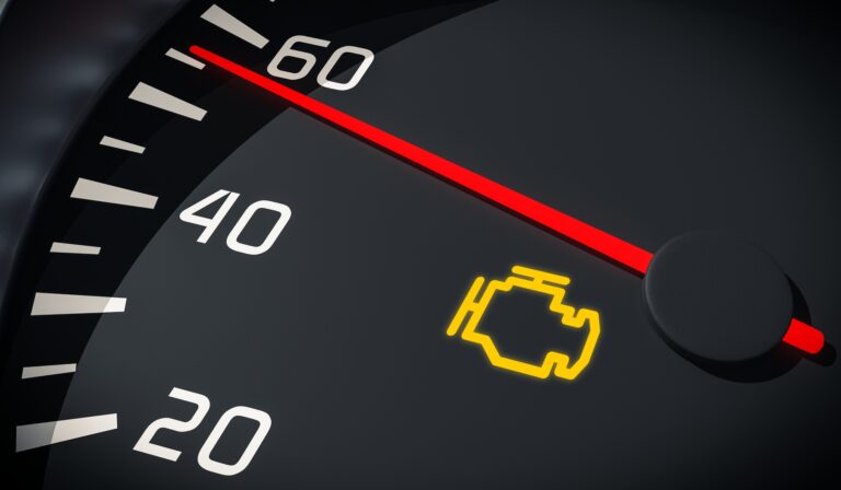Почему загорается лампочка Check Engine и как ее сбросить? Хитрости, используемые механиками в 2026 году