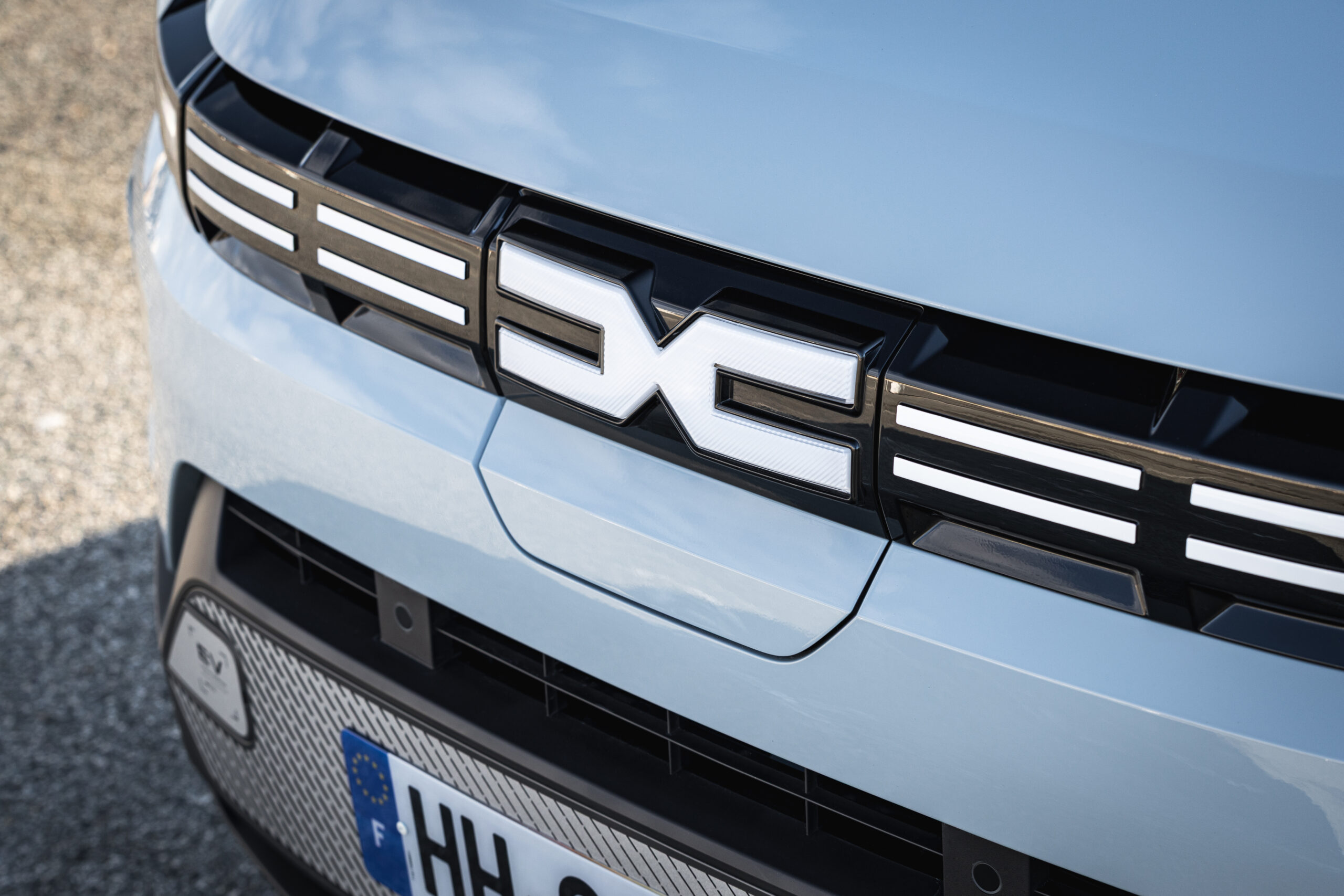 Название будущего внедорожника Dacia будет раскрыто 5 марта компанией Renault Groupe. Чего нам ожидать?