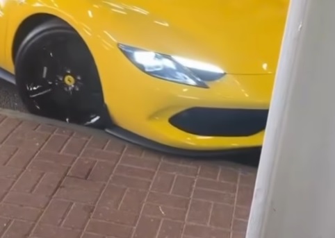 Видео / Феррари Сандро Тонали поцарапал камердинер во время парковочного маневра