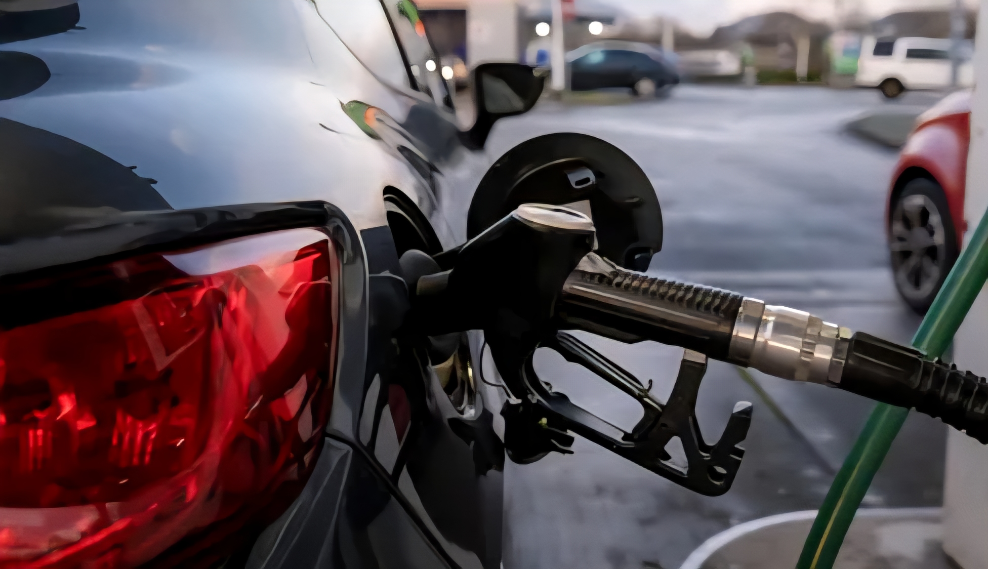 Премиальное дизельное топливо превысило 10 леев, а бензин приближается к 9 леям/литр. Нефть подорожала до $112