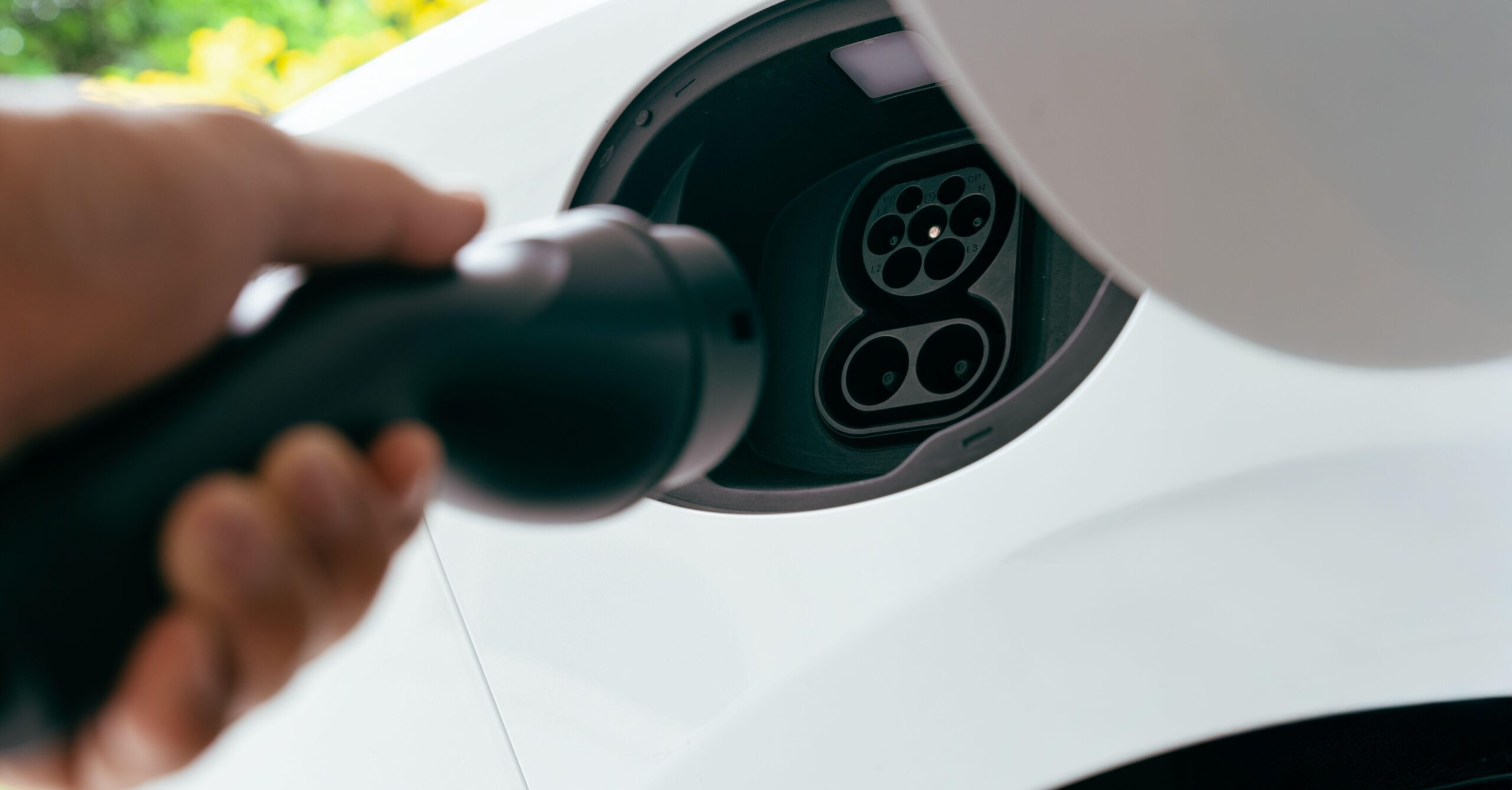 Рост цен на топливо повышает интерес к электромобилям