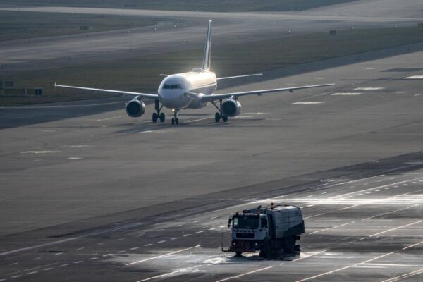 Требуется высокоскоростная и вместительная подметальная машина для аэропорта Отопени: контракт на 4,14 млн. леев. Чем эти машины отличаются от подметальных машин?