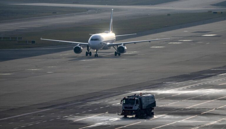 Требуется высокоскоростная и вместительная подметальная машина для аэропорта Отопени: контракт на 4,14 млн. леев. Чем эти машины отличаются от подметальных машин?