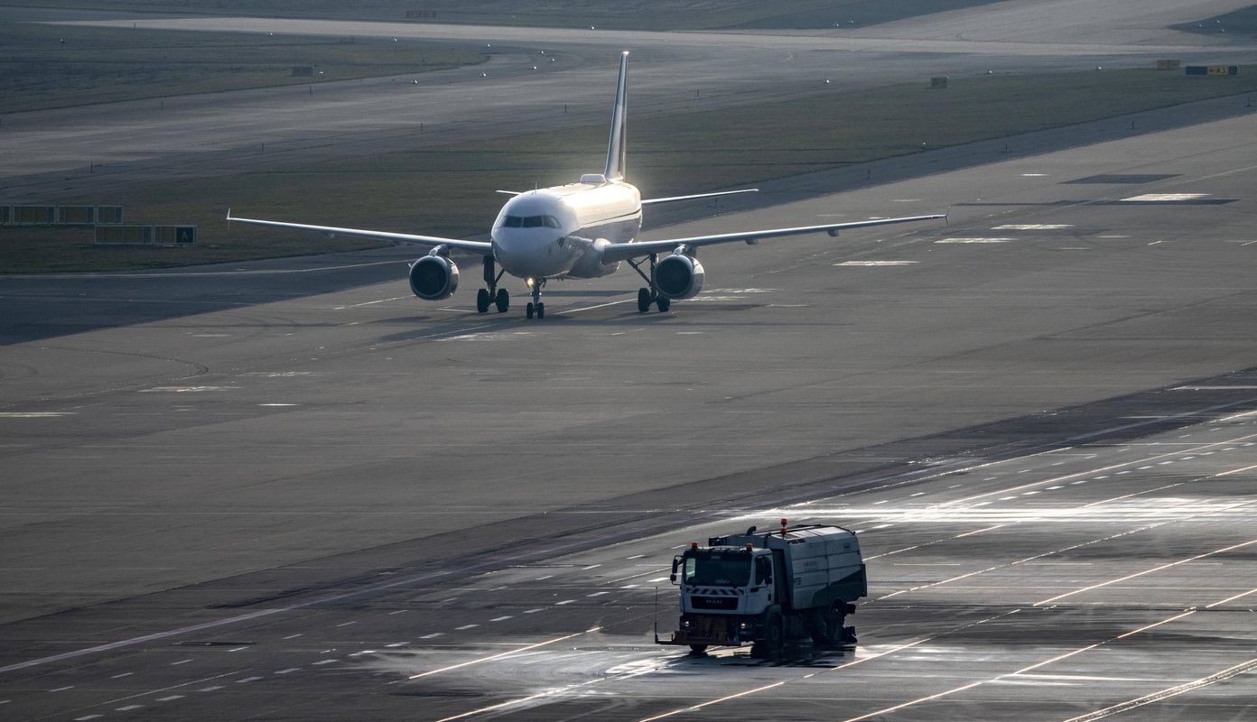 Требуется высокоскоростная и вместительная подметальная машина для аэропорта Отопени: контракт на 4,14 млн. леев. Чем эти машины отличаются от подметальных машин?