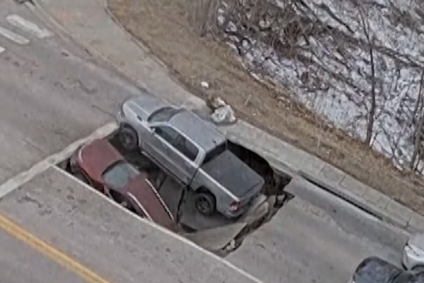 Невероятные сцены, снятые в США! Две машины остановились на светофоре, их поглотила образовавшаяся в асфальте воронка