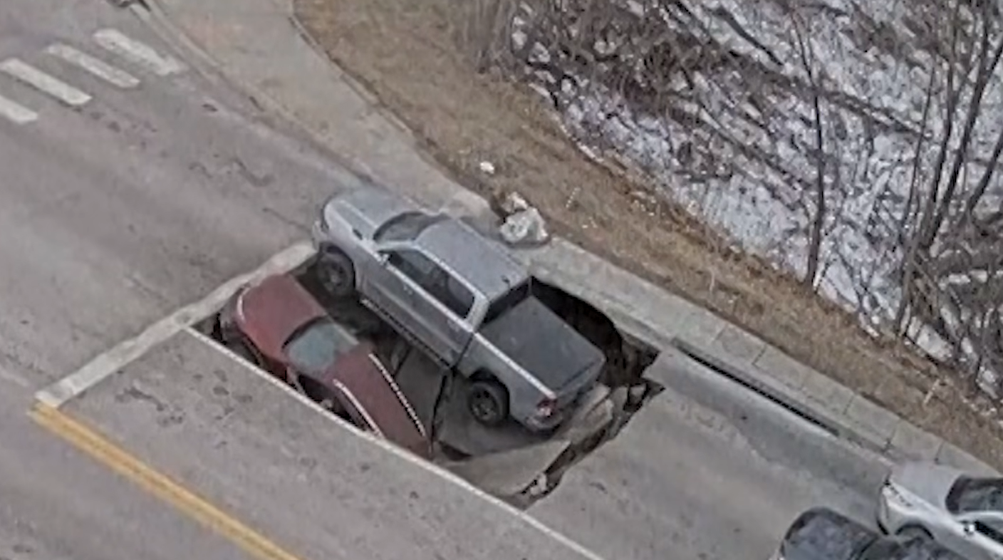 Невероятные сцены, снятые в США! Две машины остановились на светофоре, их поглотила образовавшаяся в асфальте воронка