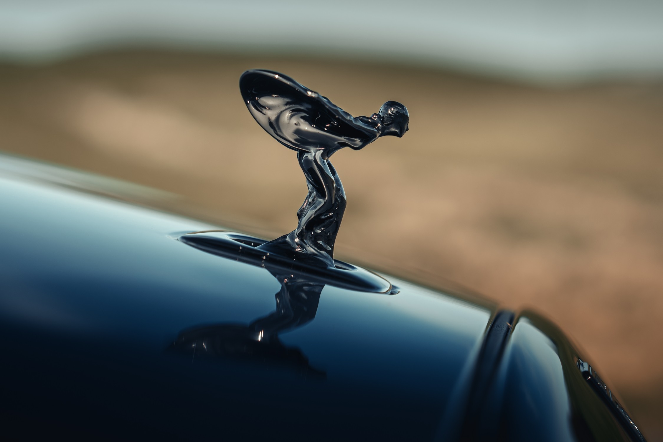 Rolls-Royce присоединяется к отраслевой тенденции отказа от планов по полной электрификации модельного ряда.