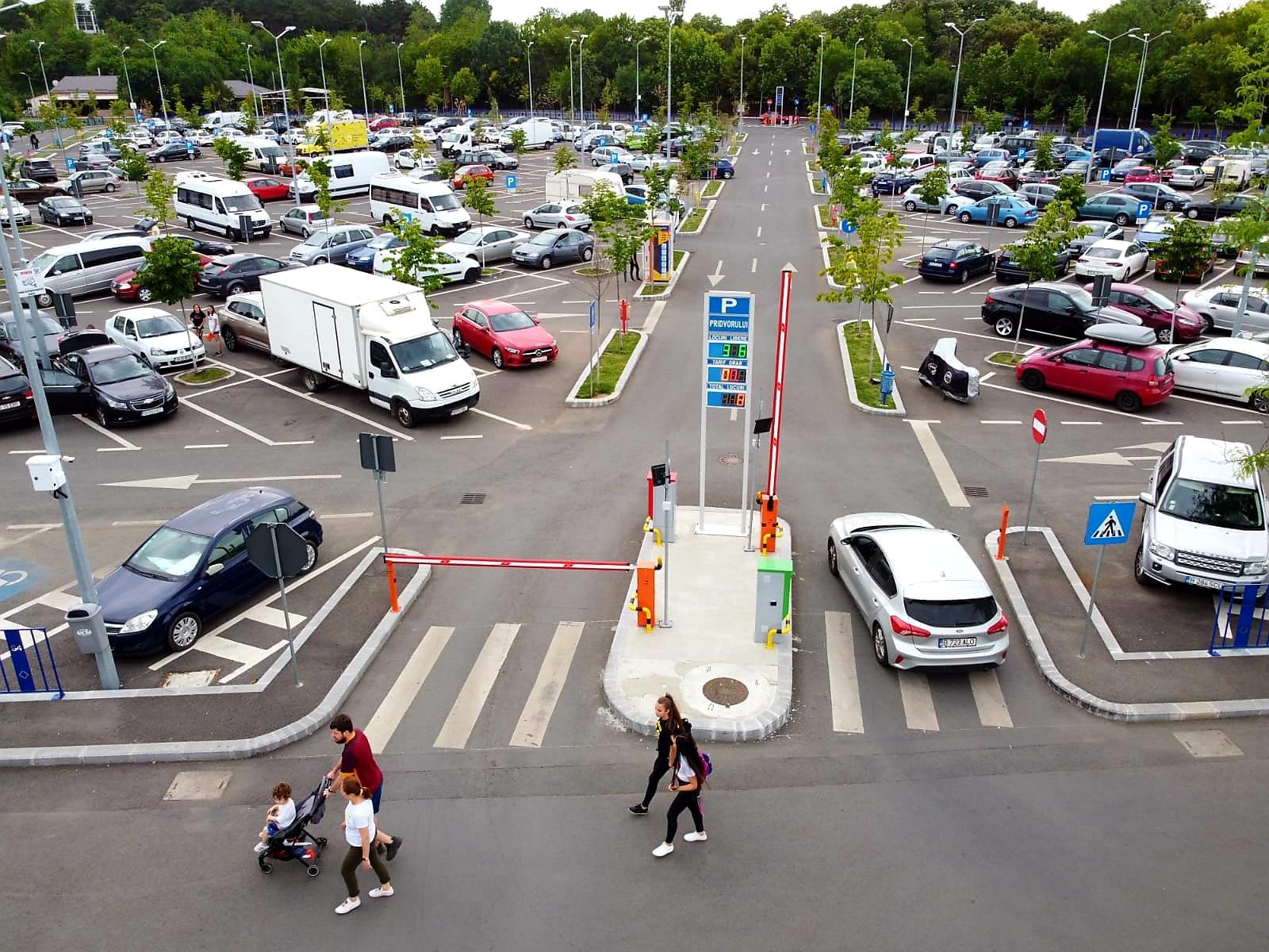 Отменена плата за автомобили без парковочного места в четвертом секторе. Водители платили 540 леев, если у них был автомобиль и не было места для парковки.