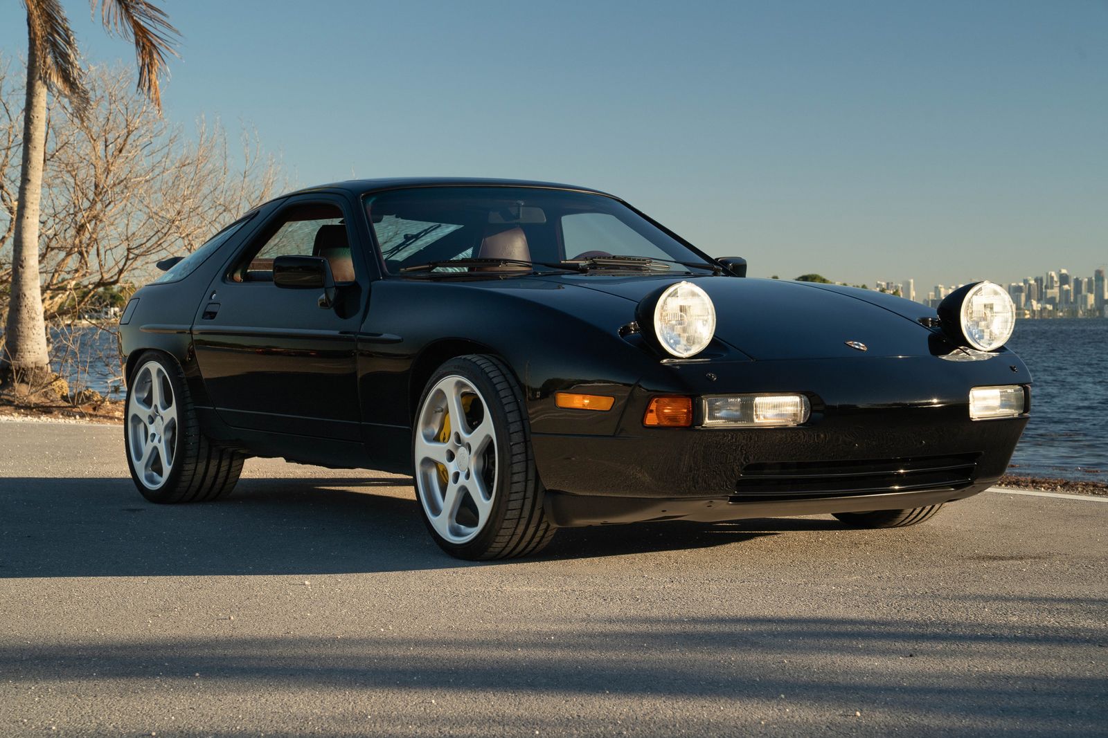 На продажу выставлен единственный в мире Porsche 928 Ruf, специально построенный для бывшего босса Samsung. Как вы думаете, вы можете себе это позволить?