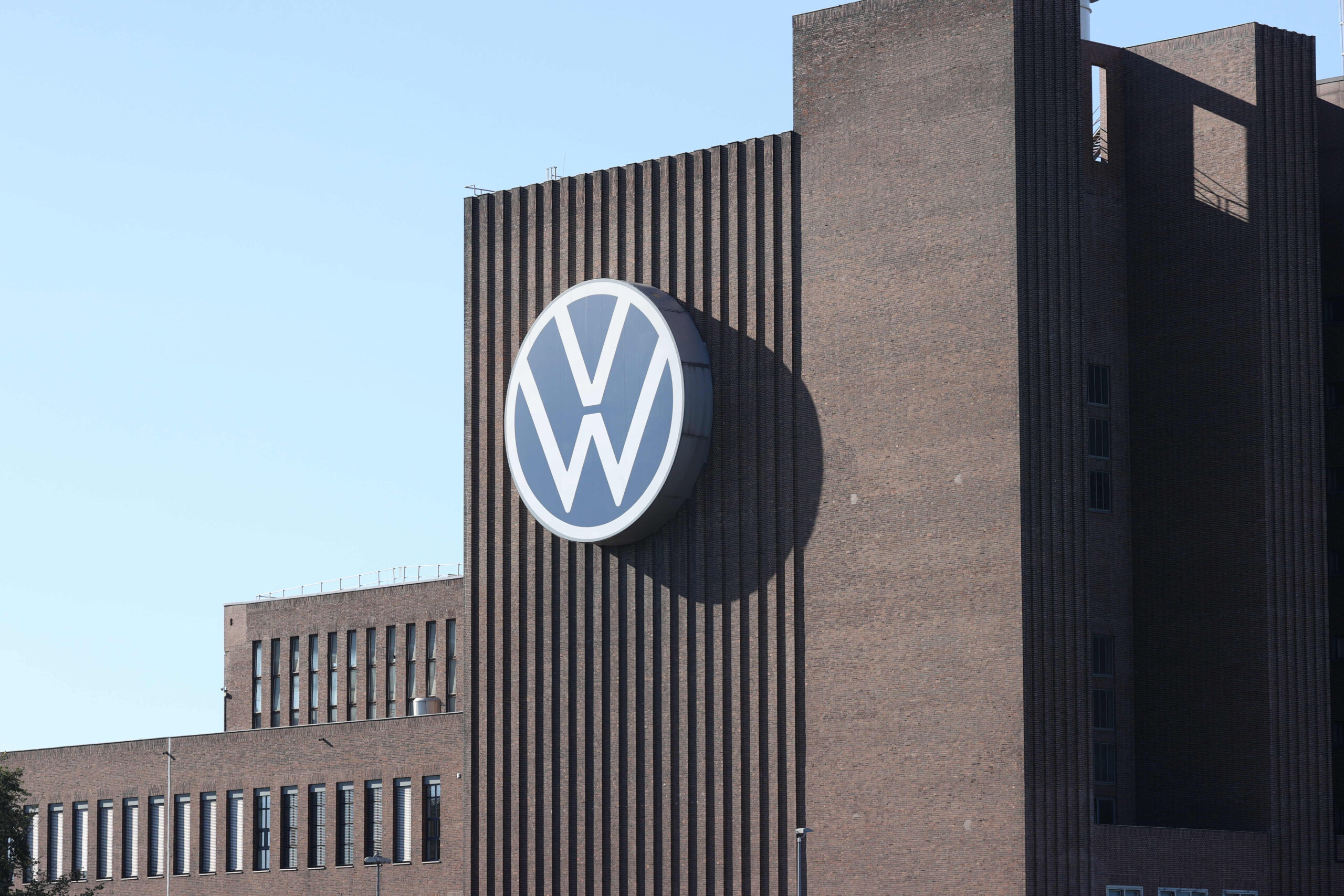 Volkswagen сократит 50 000 рабочих мест из-за падения прибыли компании вдвое