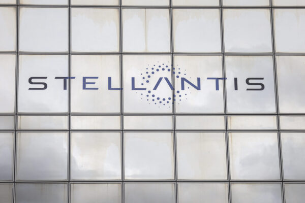 Stellantis регистрирует свои первые операционные потери в истории. Медленный переход на электромобили обходится автоконцерну в 20 миллиардов евро.