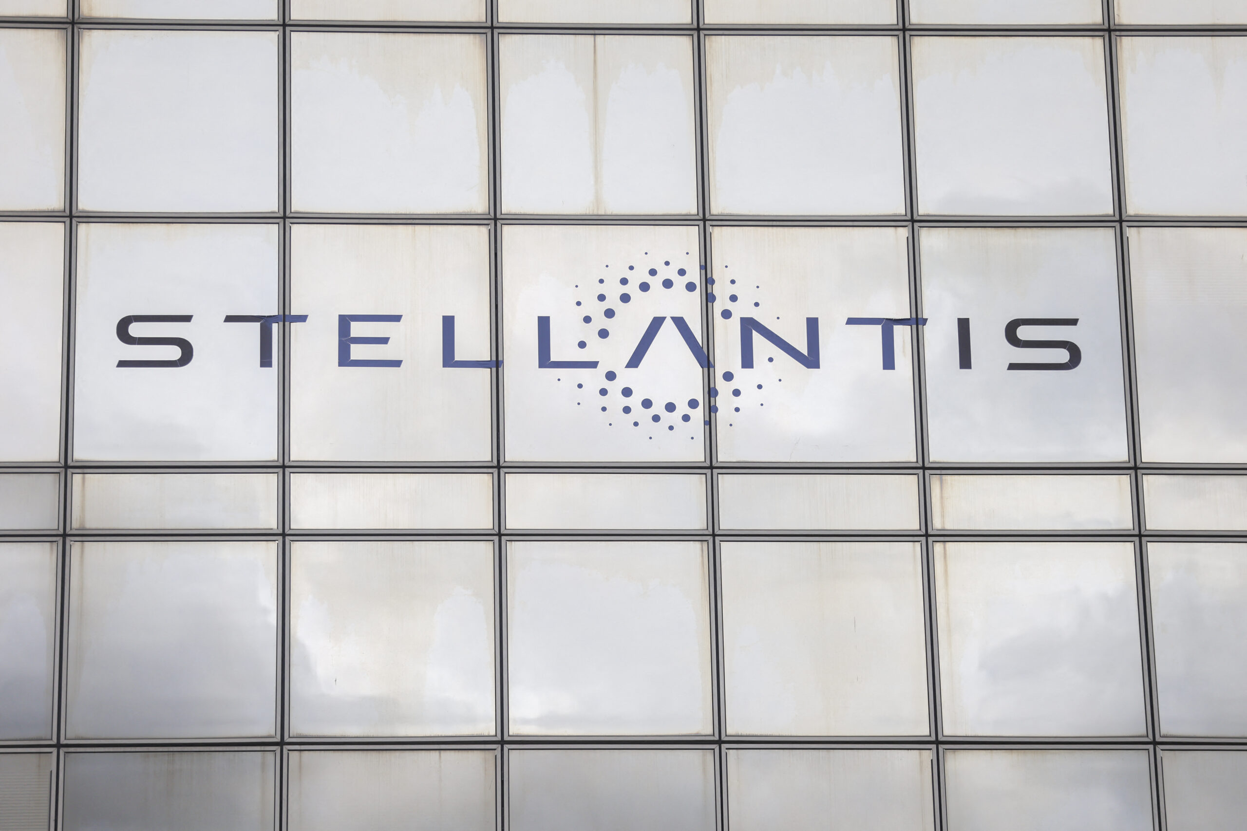 Stellantis регистрирует свои первые операционные потери в истории. Медленный переход на электромобили обходится автоконцерну в 20 миллиардов евро.