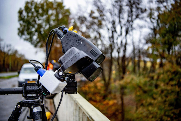 Британия испытает новый тип радара. Они используют искусственный интеллект, чтобы определить, разговаривает ли водитель по телефону за рулем.