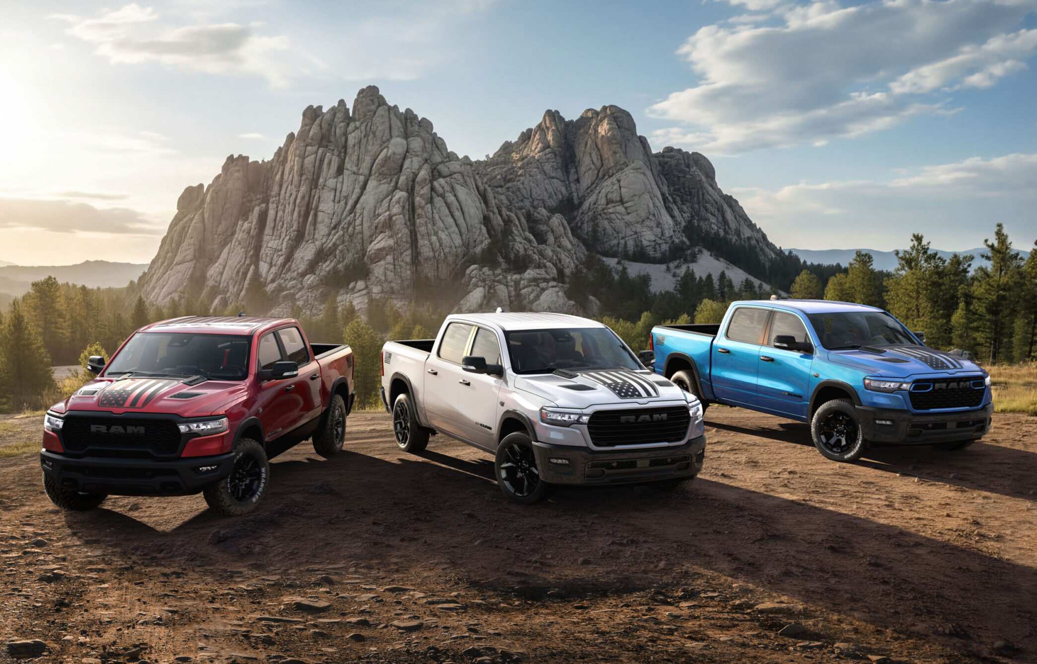 Фото | Ram отмечает День Америки тремя специальными грузовиками, доступными только в красном, белом и синем цветах.