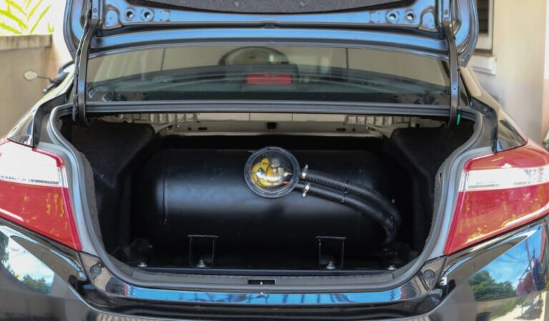 2026: Сколько стоит заправить машину сжиженным нефтяным газом? Каковы преимущества и недостатки газовой установки?