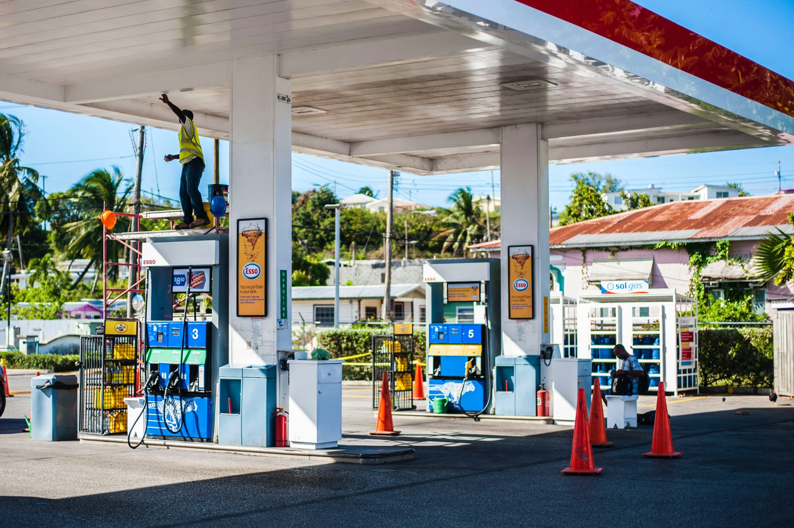 Крупнейший производитель спиртных напитков в Румынии хочет построить или купить заправочные станции