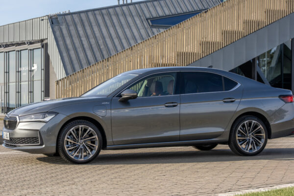 Škoda Superb доступна в новой подключаемой гибридной версии и становится самой мощной версией чешской модели.