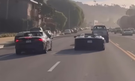 Видео / Трэвис Скотт, демонстрация силы в пробке: V12 устраивает шоу