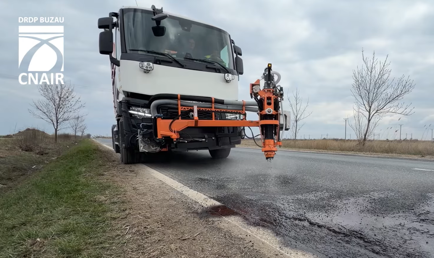 Премьера: Дорожная компания купила машину, которая сама затыкает выбоины! Цена: 2,3 млн леев.