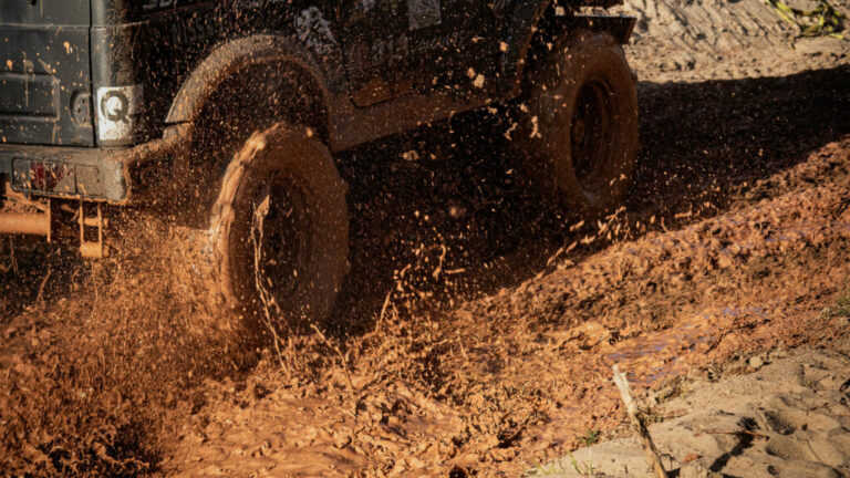 Двоих туристов, потерявшихся на машине в лесу, спасли сибирские жандармы: внедорожник застрял в грязи