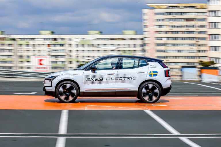 Volvo больше не будет продавать электрический внедорожник EX30 в США. Решение принято на фоне тарифов, введенных администрацией Трампа.