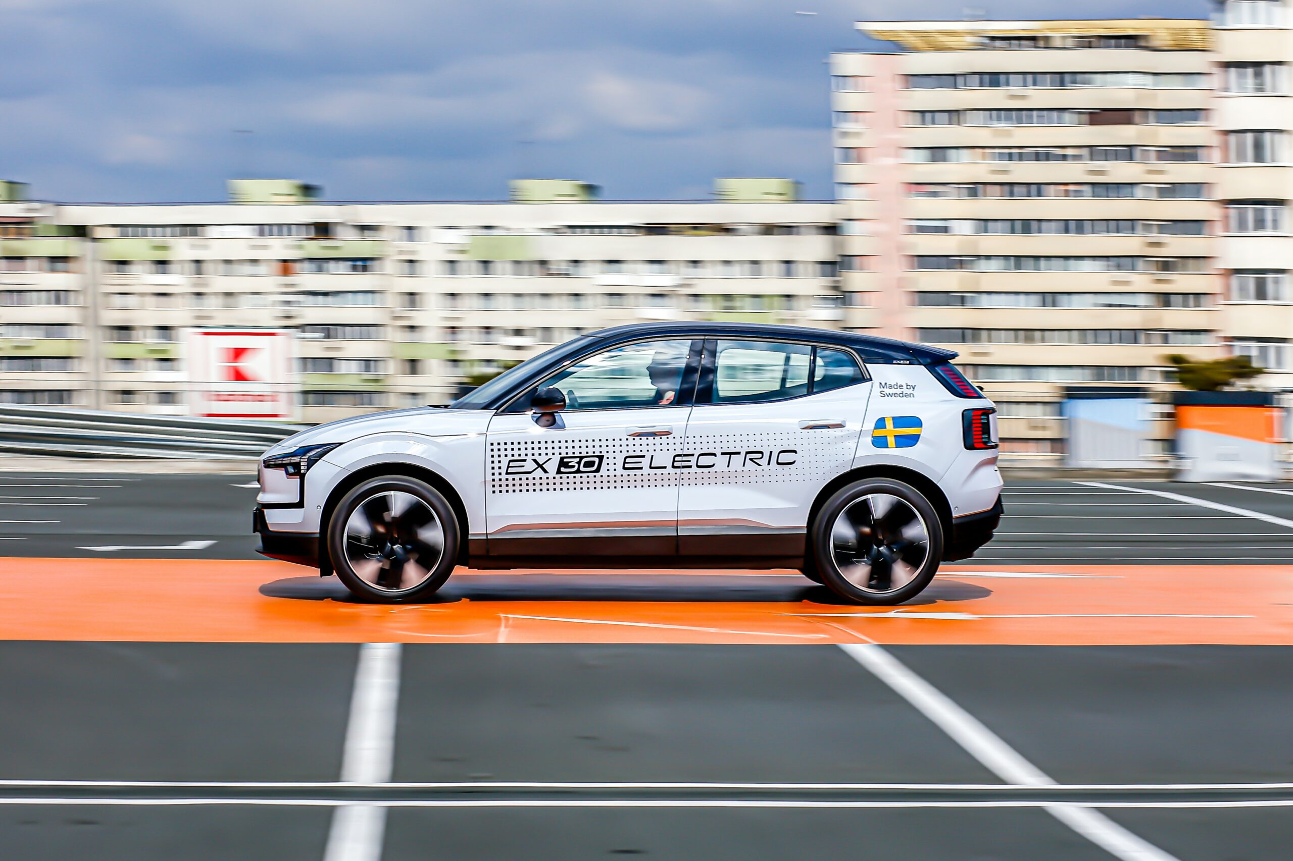 Volvo больше не будет продавать электрический внедорожник EX30 в США. Решение принято на фоне тарифов, введенных администрацией Трампа.