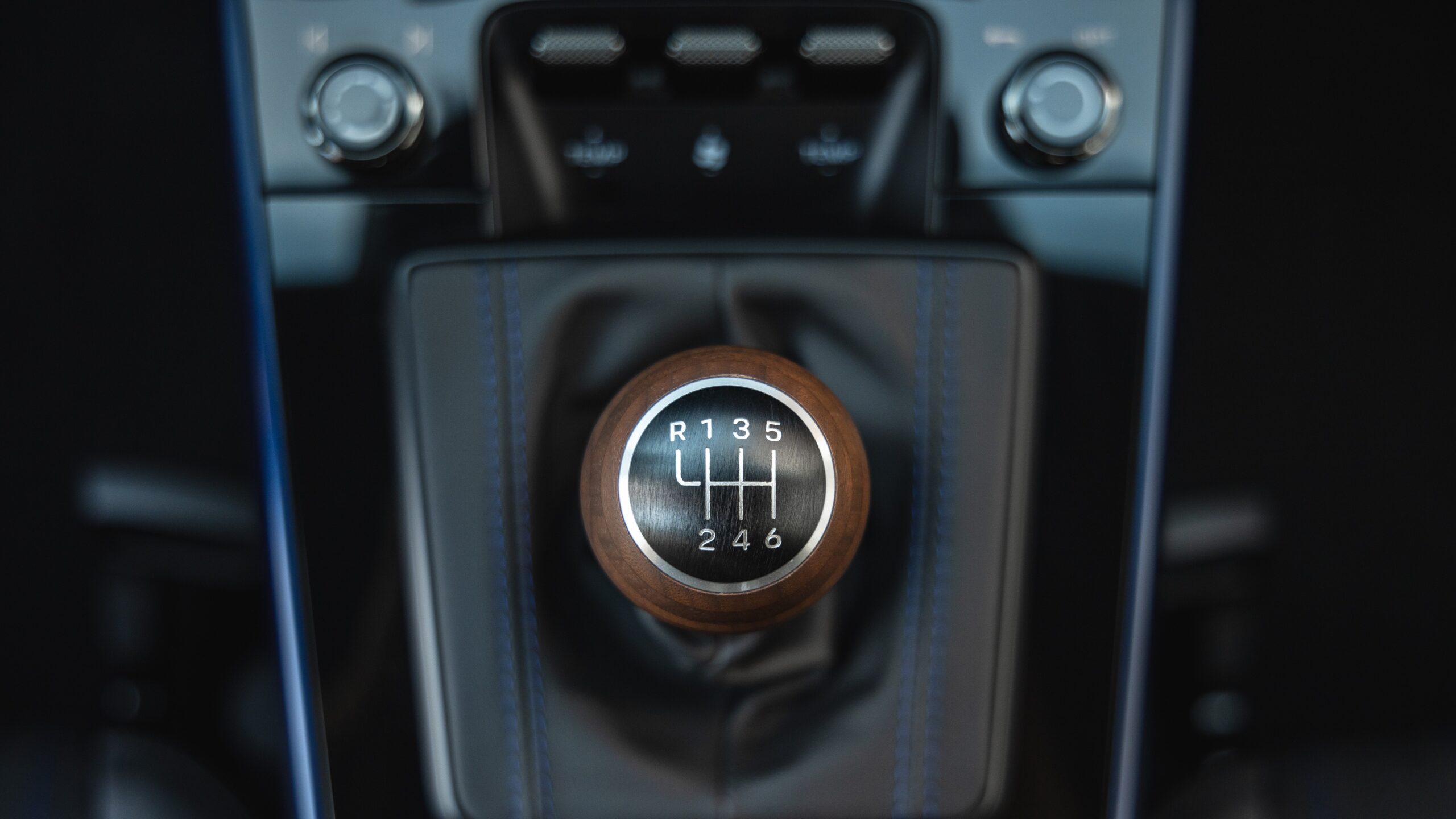 Porsche разрабатывает коробку передач, позволяющую переключаться с ручного режима на автоматический. В чем сходство с трансмиссией Koenigsegg?