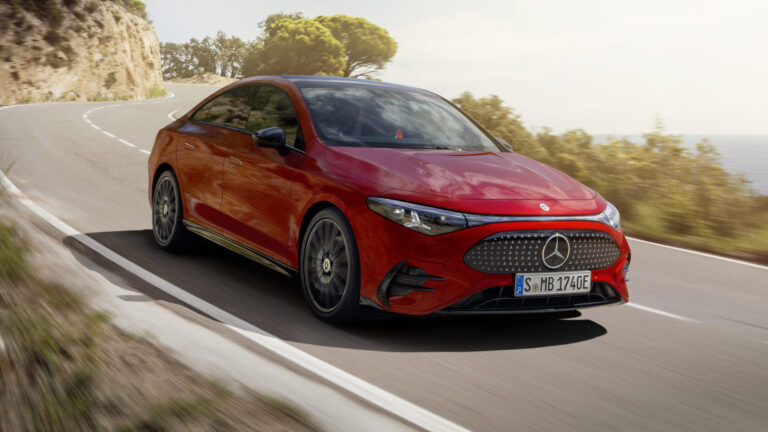 Mercedes-Benz CLA входит в число лидеров компактных автомобилей класса люкс в Европе. Увеличение продаж более чем на 120%