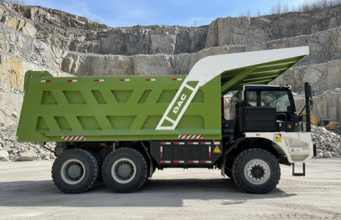 DAC запускает первую в Румынии программу, посвященную электрическим карьерным самосвалам