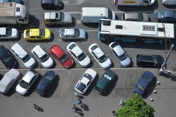 Гибридные автомобили и журналисты лишились бесплатной парковки в Бухаресте. Электромобили получат его к концу 2027 года