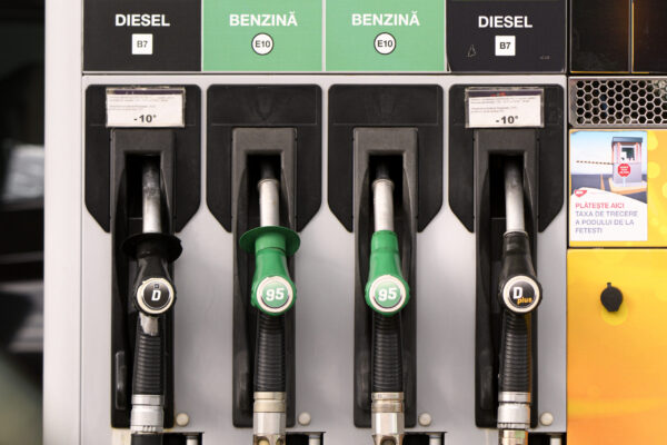 Правительство снижает акциз на дизельное топливо на 30 долларов за литр. Топливо на следующий день ниже 10 лей/литр.