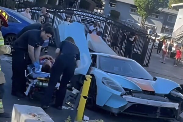 Ford GT стоимостью 2,5 миллиона долларов врезался в бордюр и разлетелся в пыль. Как это было возможно