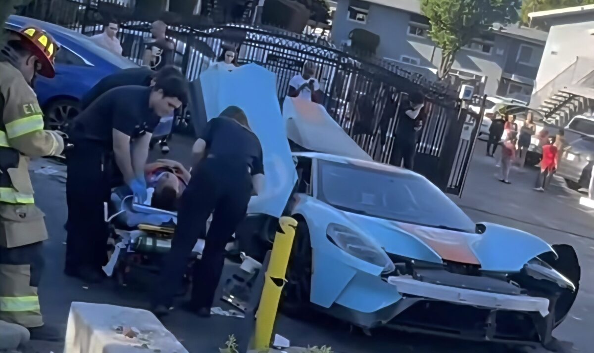 Ford GT стоимостью 2,5 миллиона долларов врезался в бордюр и разлетелся в пыль. Как это было возможно