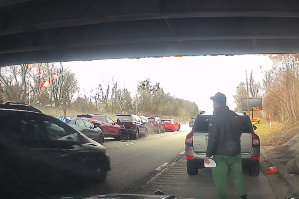 Сколько машин может уничтожить нерадивый водитель одним ударом. Все снималось на видеорегистратор