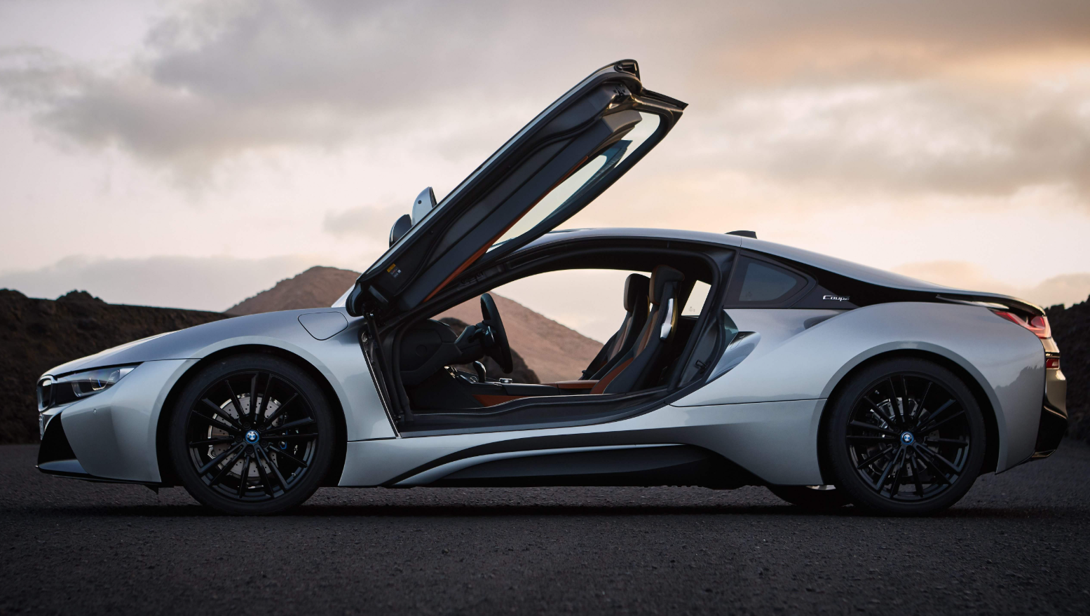 Как официантке из США удалось купить 7 роскошных автомобилей и 3 мотоцикла за 8 дней с помощью простого утверждения