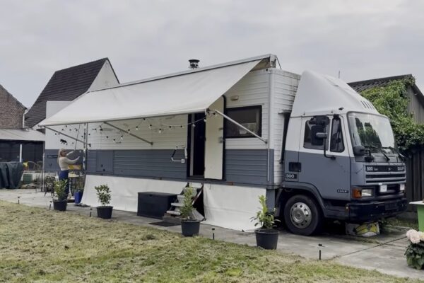Фото | Голландская пара превратила старый грузовик DAF в функциональный крошечный дом для доступной жизни.
