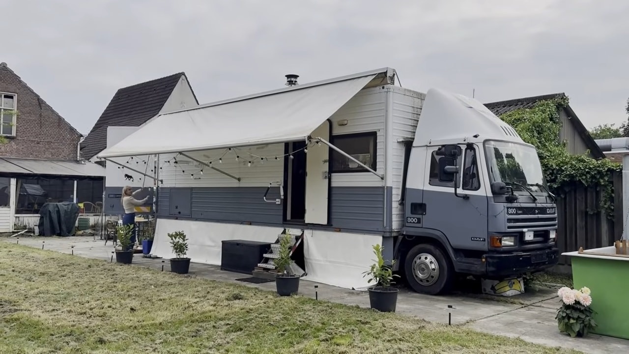 Фото | Голландская пара превратила старый грузовик DAF в функциональный крошечный дом для доступной жизни.