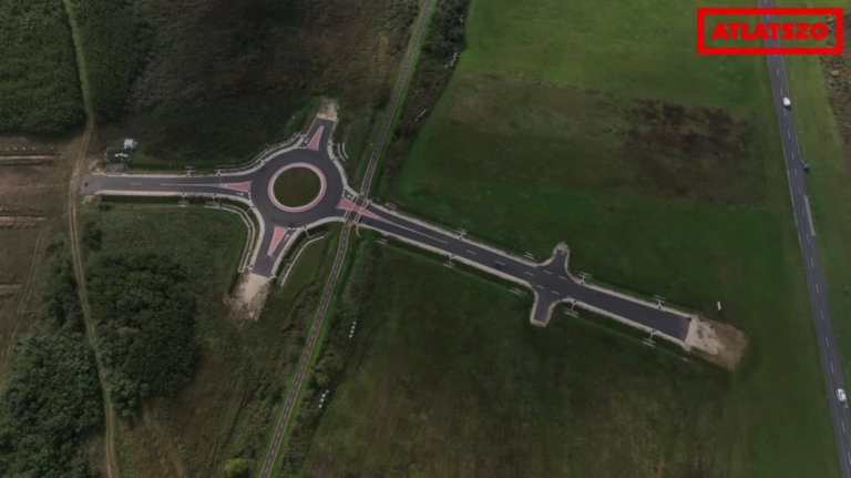 Венгрия построила кольцевую развязку, которая никуда не ведет. Стоимость проекта превышает 1,3 миллиона евро.