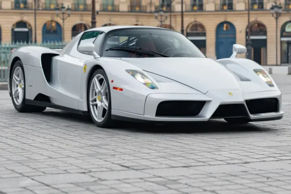 Фото и видео | Один из девяти произведенных серебряных Ferrari Enzo выставлен на аукцион. Ориентировочная цена 5,3 миллиона евро.