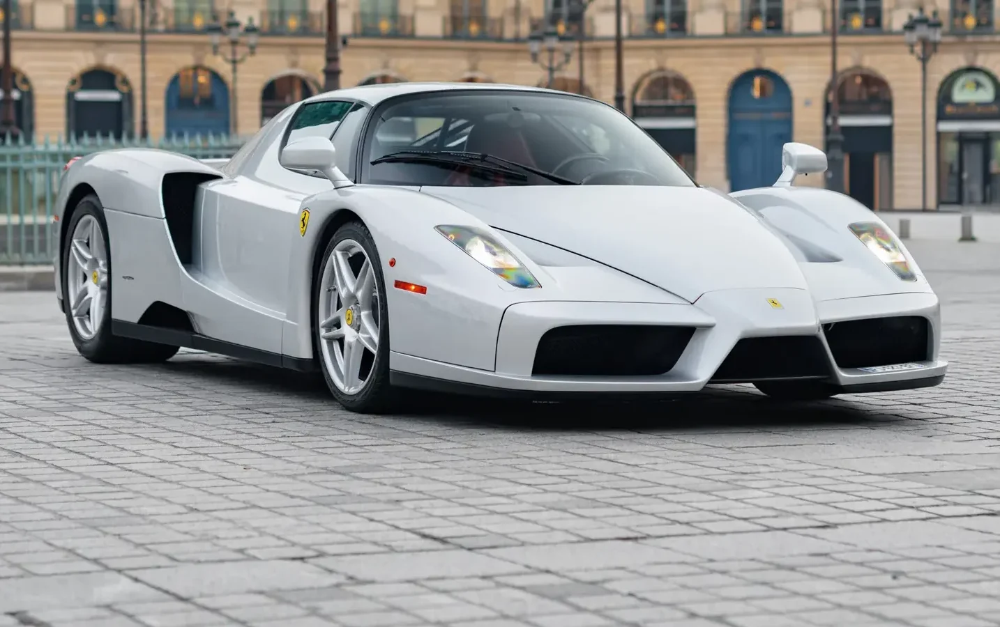 Фото и видео | Один из девяти произведенных серебряных Ferrari Enzo выставлен на аукцион. Ориентировочная цена 5,3 миллиона евро.