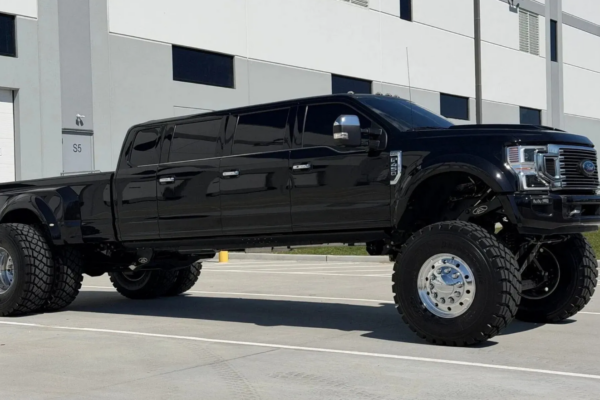 Ford F 450 доведен до крайности: он имеет 6 дверей, 11 мест и потребляет 1038 долларов за каждый «полный» автомобиль.