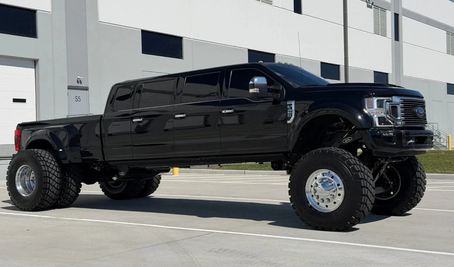 Ford F 450 доведен до крайности: он имеет 6 дверей, 11 мест и потребляет 1038 долларов за каждый «полный» автомобиль.