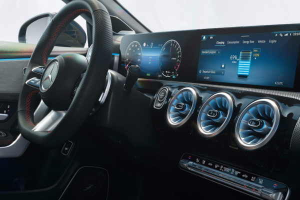 Выехавший на сервис «Мерседес» «обошел» два бара, прежде чем его остановил владелец. Вмешалась полиция