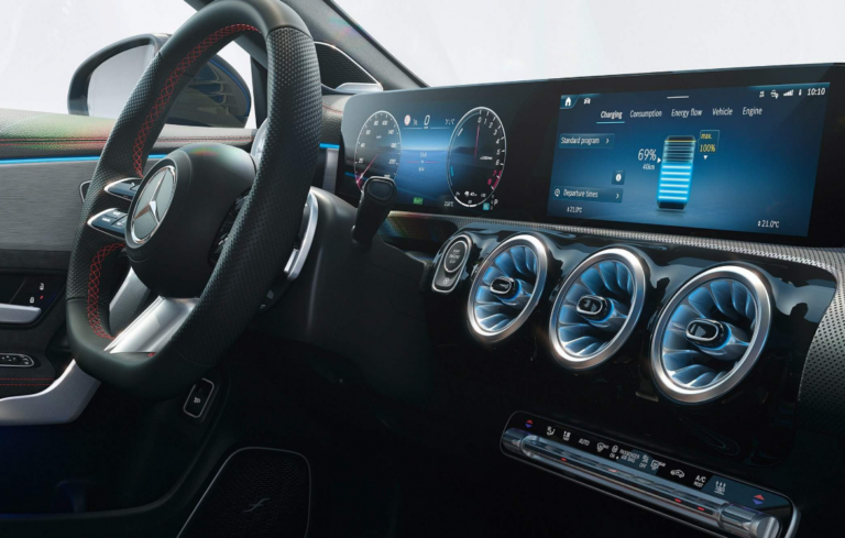 Выехавший на сервис «Мерседес» «обошел» два бара, прежде чем его остановил владелец. Вмешалась полиция