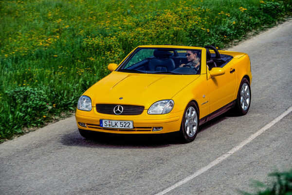 Фото | Mercedes-Benz SLK исполняется 30 лет. Это была первая немецкая модель с раздвижной металлической крышей.
